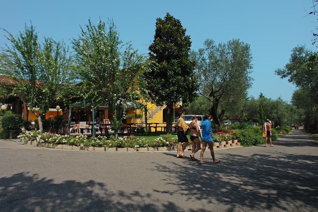Camping La Rocca Манерба-дель-Гарда Экстерьер фото
